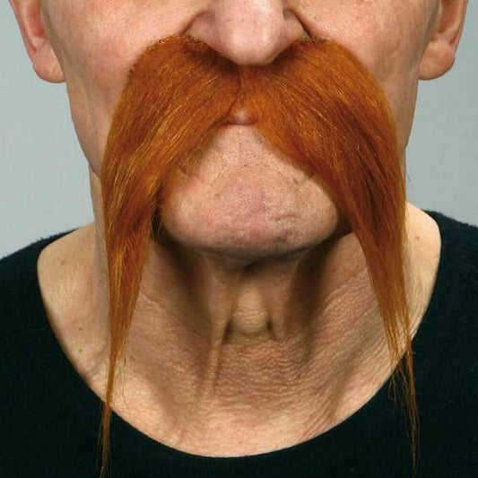 Närbild på en man som bär en stor, flammande orange mustasch med långa, nedhängande spetsar över munnen.
