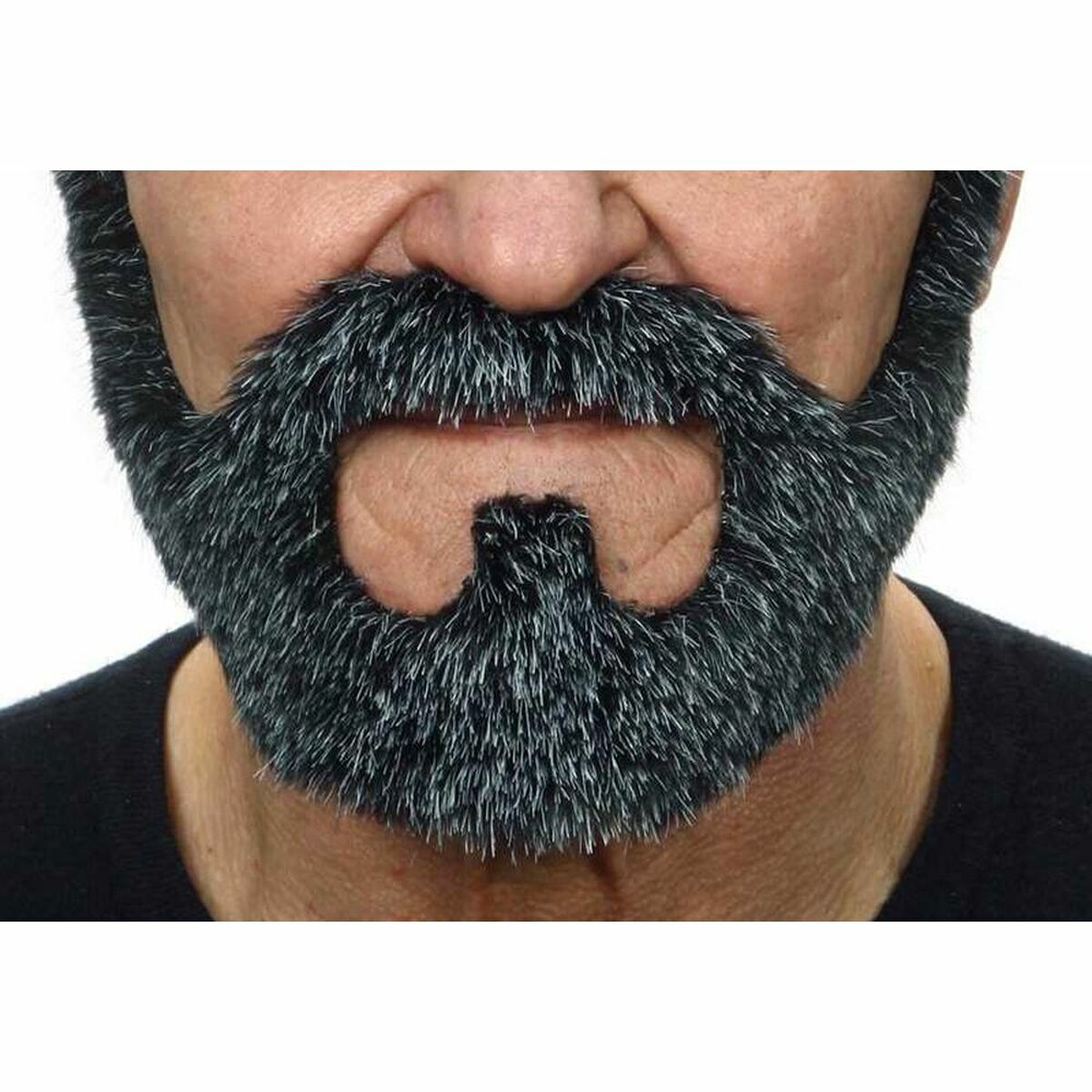 Närbild på en man som bär ett realistiskt, gråmelerat helskägg med mustasch och en utskuren del för munnen.