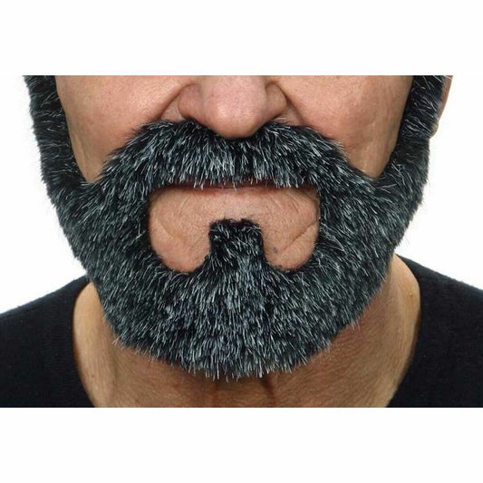 Närbild på en man som bär ett realistiskt, gråmelerat helskägg med mustasch och en utskuren del för munnen.