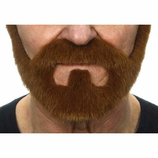 Närbild på en man som bär en tjock, kastanjebrun fejkad mustasch och helskägg med en öppning för munnen.