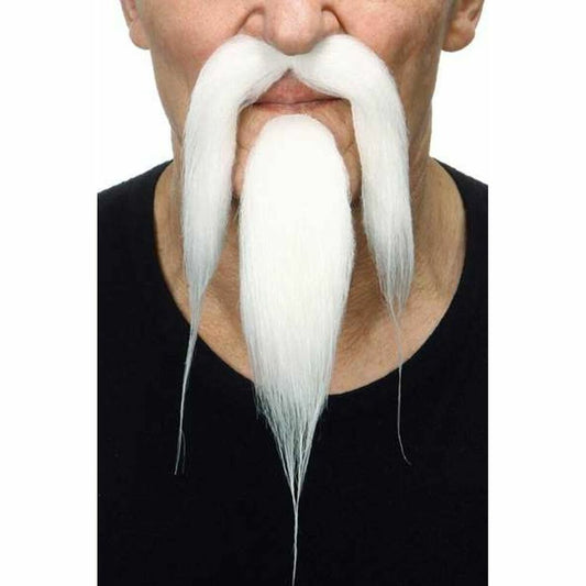 Närbild på en man som bär ett långt, vitt lösskägg som når ner till bröstet, med en tjock mustasch och spetsiga skäggtoppar.