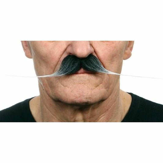 Närbild på en äldre man som bär en tjock, grå mustasch med långa, tvinnade, vita ändar som sträcker sig ut på sidorna.