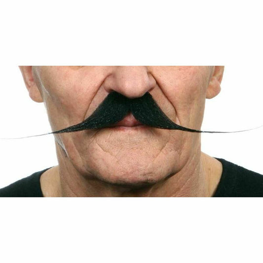 Närbild på en man som bär en stor, svart mustasch med extremt långa, spetsiga ändar.