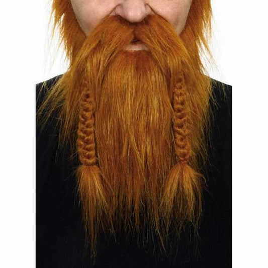 Närbild på en persons ansikte med ett stort, långt, orange lösskägg som har två distinkta flätor hängandes ner längs sidorna.