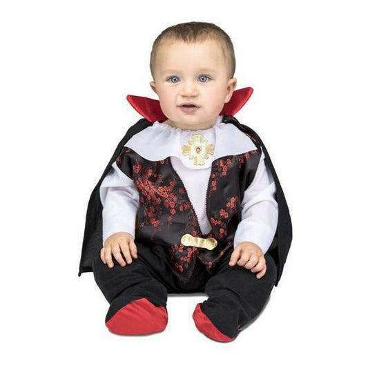 En liten bebis sitter klädd i en vampyrdräkt med svart och röd mönstrad jumpsuit, vit krage och en svart mantel med röd insida.