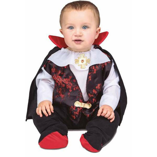 En sittande bebis klädd i en svart och röd Drácula-maskeraddräkt med hög vit krage och en guldig brosch.