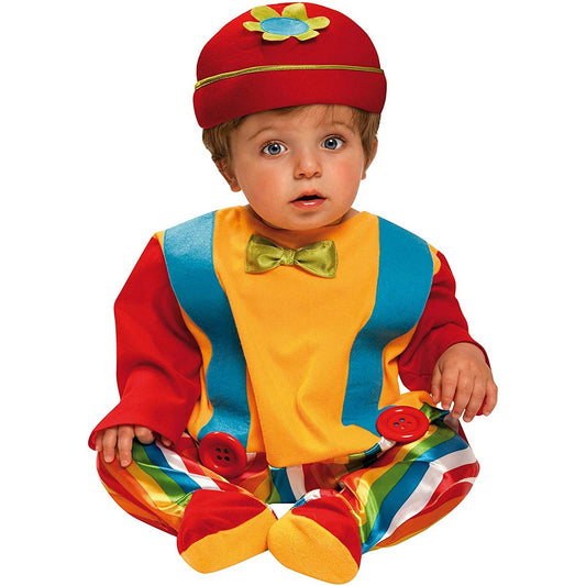 En söt baby sitter i en färgglad clowndräkt med röd mössa, orange och blå överdel samt randiga byxor.