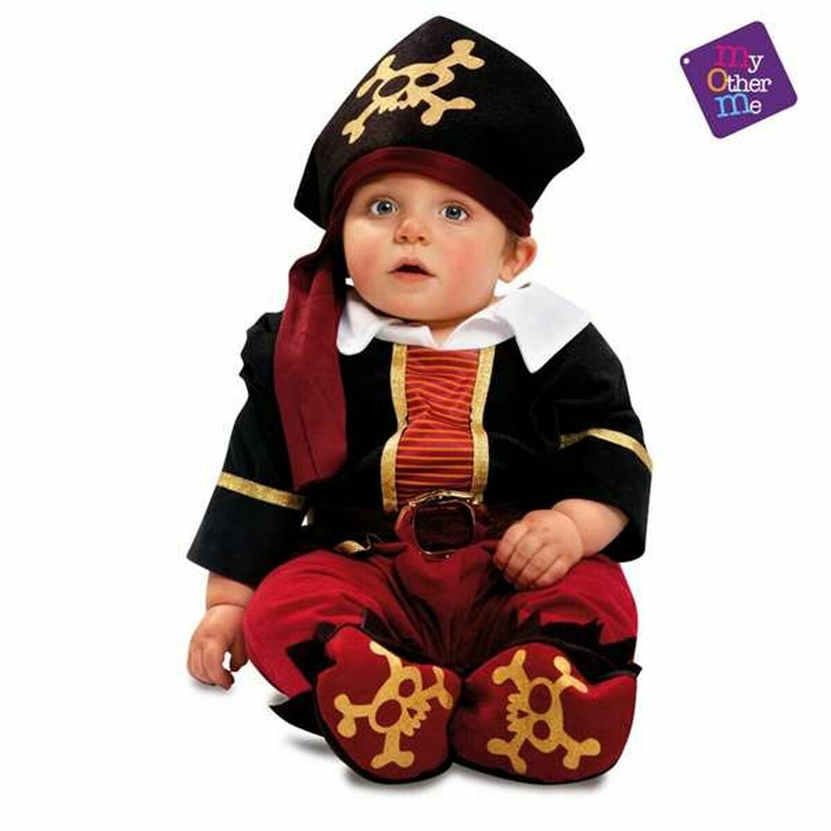 En förtjusande bebis sitter i en röd och svart piratdräkt med matchande hatt och skor med dödskallemotiv.
