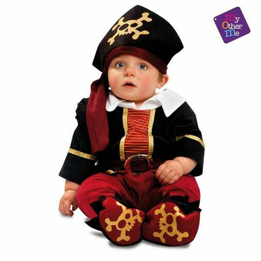 En förtjusande bebis sitter i en röd och svart piratdräkt med matchande hatt och skor med dödskallemotiv.