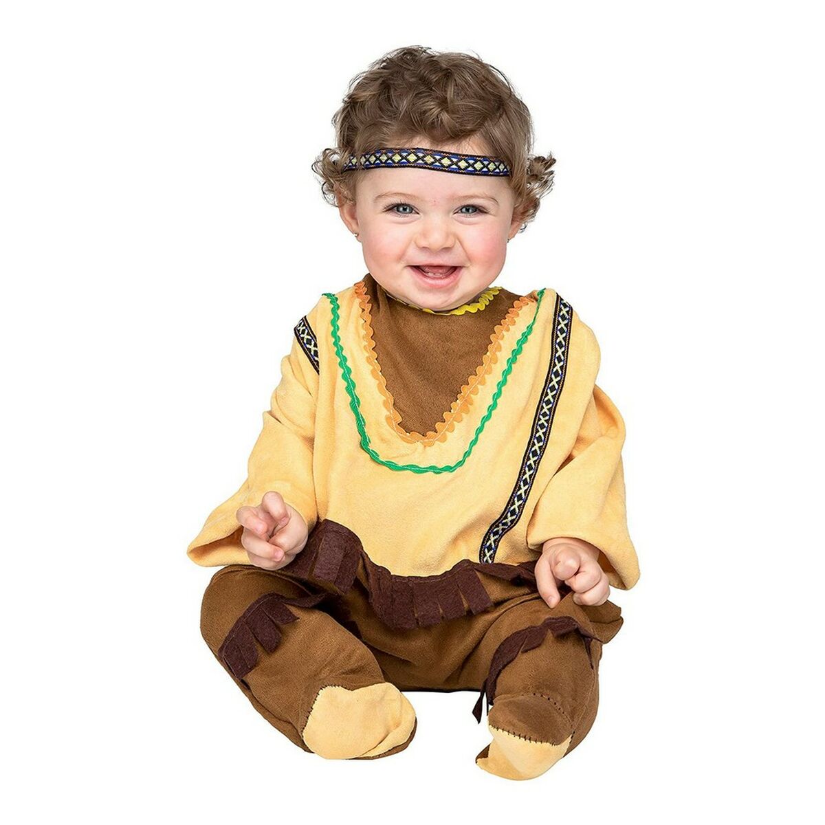 En leende bebis sitter ner iklädd en brun och gul maskeraddräkt i indianstil med ett färgglatt pannband.
