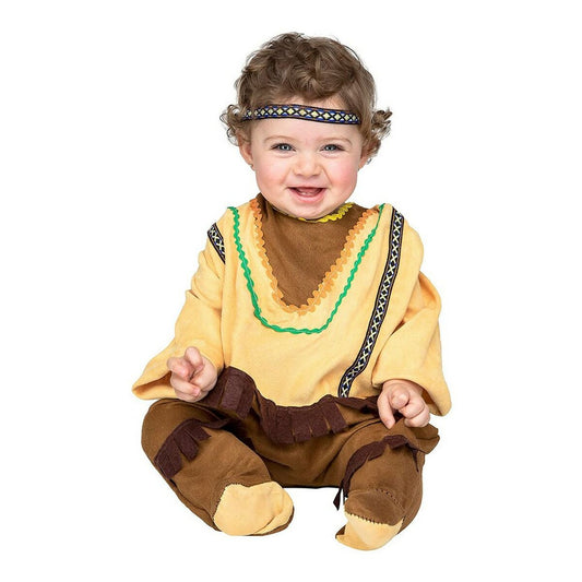 En leende bebis sitter ner iklädd en brun och gul maskeraddräkt i indianstil med ett färgglatt pannband.
