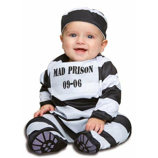 En glad bebis sitter i en svart-och-vit randig fångdräkt med texten "MAD PRISON 09-06" på bröstet och matchande randig mössa.