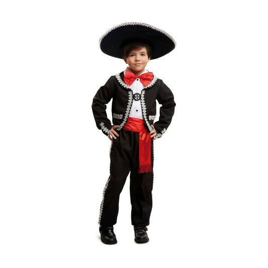 Ett barn poserar i en traditionell mexikansk mariachi-maskeraddräkt, bestående av en svart jacka med silverbroderier, svarta byxor, en röd sash (band) och en röd fluga, komplett med en stor svart sombrero.