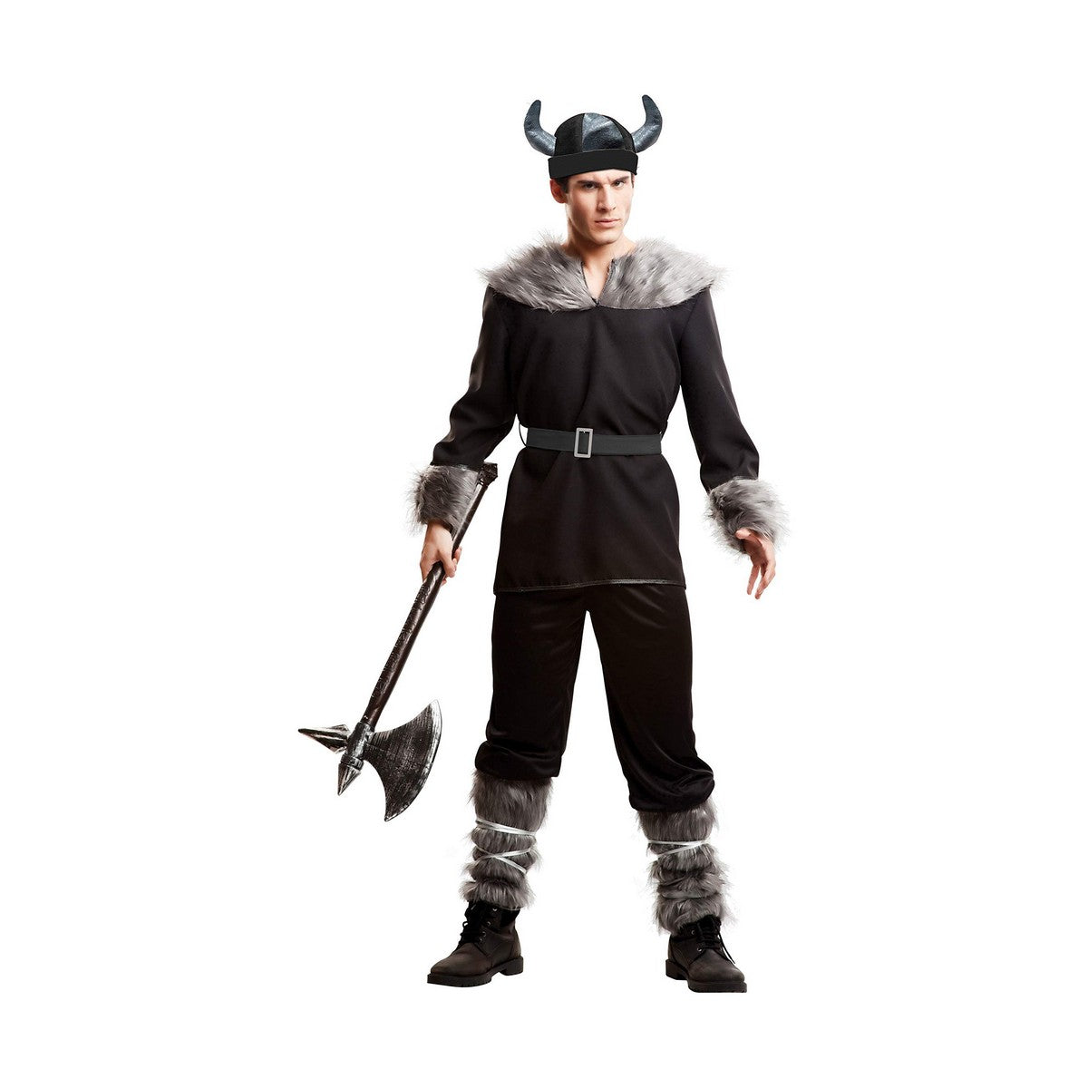 Man klädd i en svart vikingadräkt med grått fuskpäls på krage, ärmslut och ben, samt en vikingahjälm med små horn.