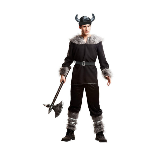 Man klädd i en svart vikingadräkt med grått fuskpäls på krage, ärmslut och ben, samt en vikingahjälm med små horn.