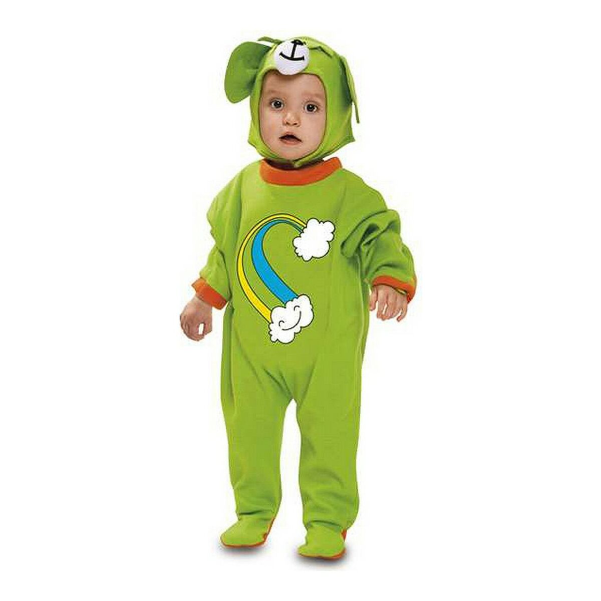 En baby klädd i en ljusgrön nallebjörnsdräkt med en regnbåge och moln på magen och nallebjörnsöron på mössan.