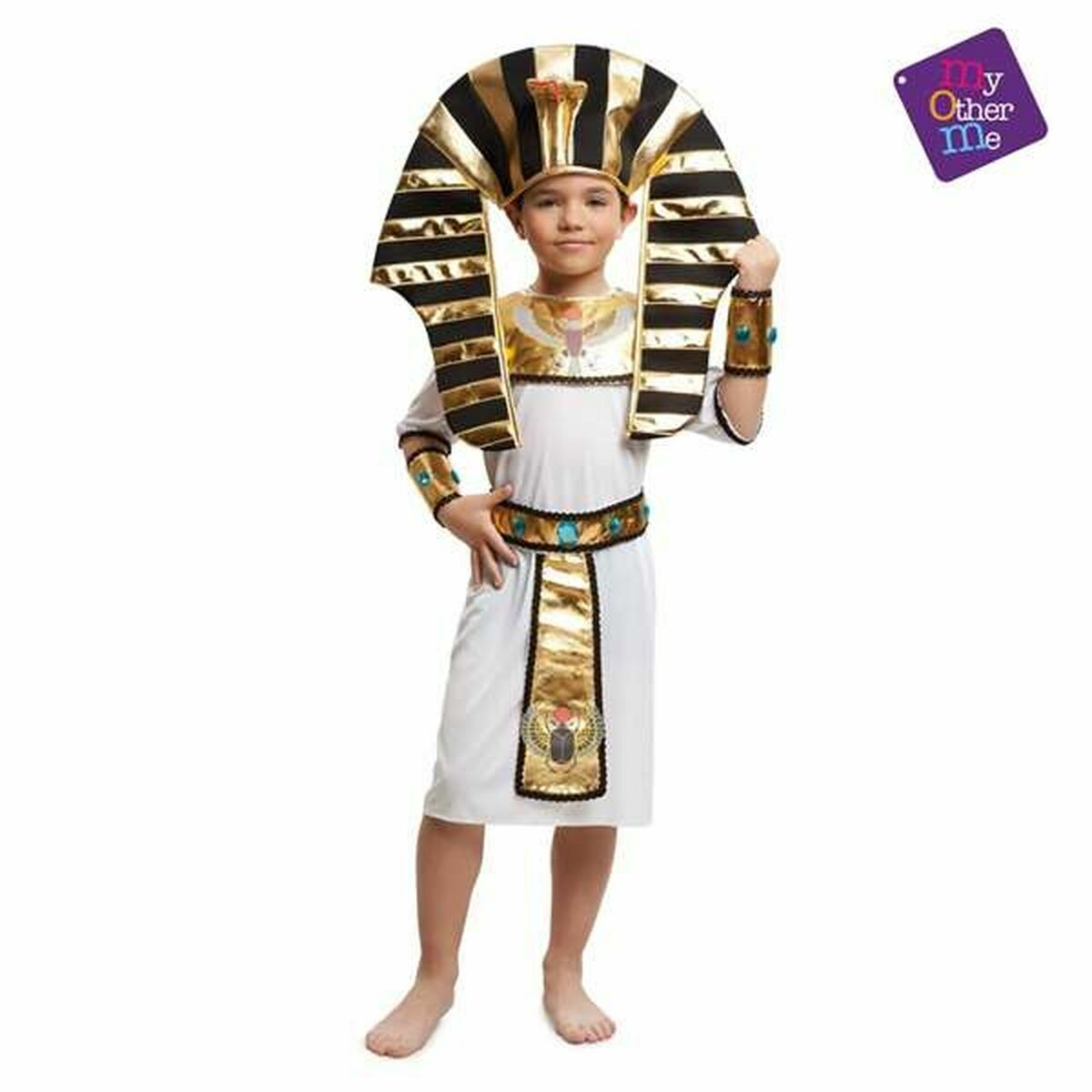 Ett barn poserar i en vit och guldskimrande egyptisk Faraodräkt, komplett med en stor randig huvudbonad, bälte och armband.