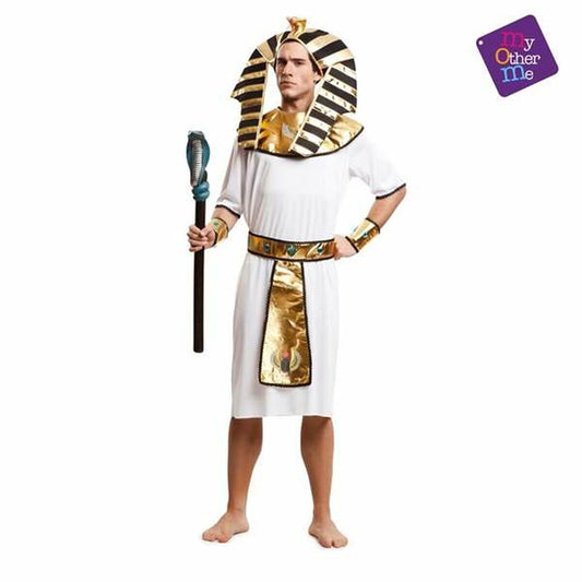 Man klädd i en vit och guld-prydd egyptisk faraodräkt, komplett med huvudbonad, bälte och handledsband, som håller i en stav med en kobra på toppen.