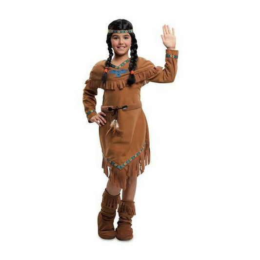 Ett glatt barn klädd i en brun maskeraddräkt i amerikansk indianstil, komplett med flätor, pannband och fransar, vinkandes med ena handen.