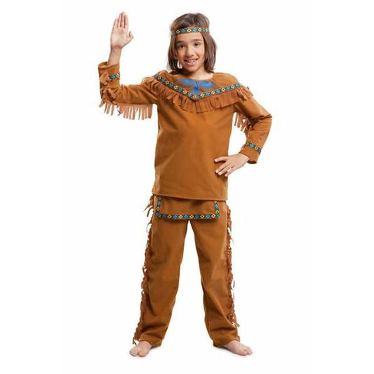 Ett leende barn i en brun indianskt inspirerad maskeraddräkt som består av skjorta, byxor och pannband, med blå och turkosa dekorativa detaljer.