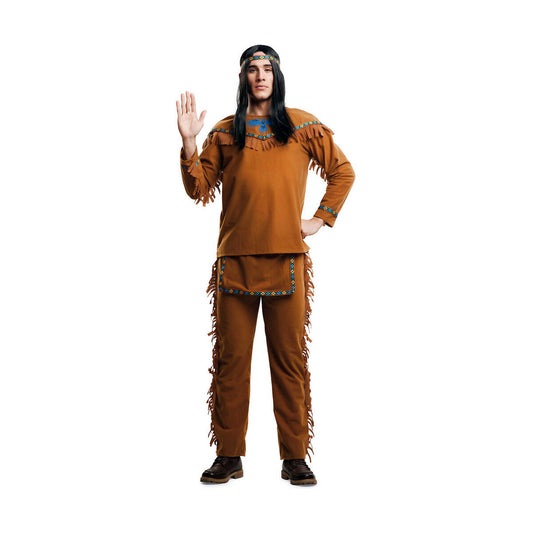 En man i en brun maskeraddräkt som föreställer en indian med långt svart hår och pannband, håller upp sin högra hand i en hälsning.