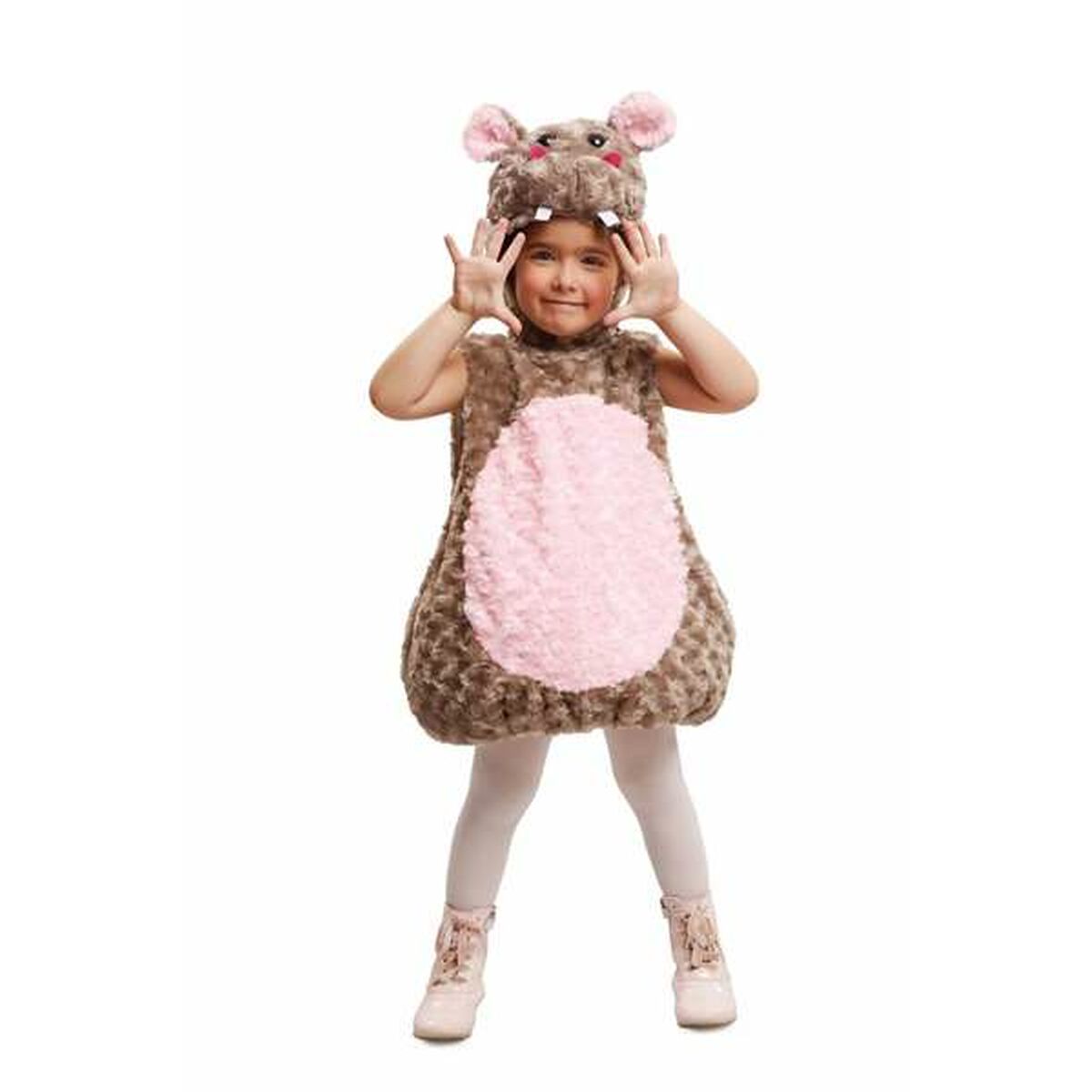 Ett litet barn ler glatt och poserar med båda händerna vid ansiktet ifört en brun och rosa, fluffig flodhästmaskeraddräkt med matchande hatt.