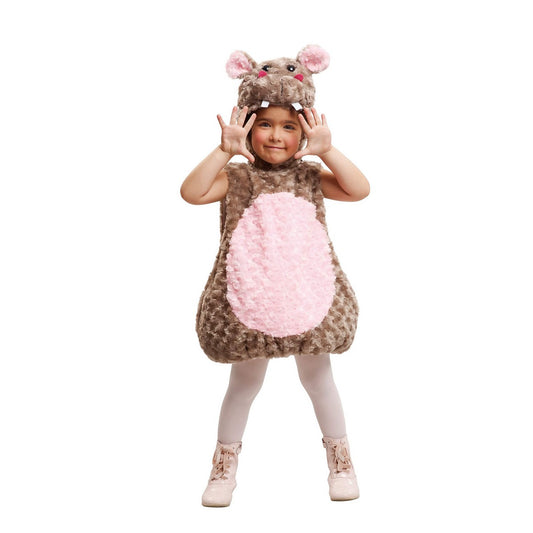 Ett litet barn poserar glatt i en fluffig, brun och rosa flodhästmaskeraddräkt bestående av en klänning och en matchande hatt med små betar.
