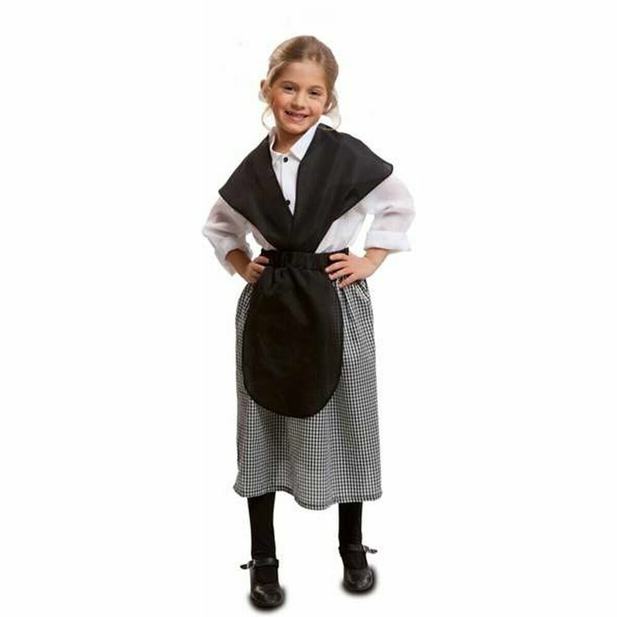 Ett glatt barn i en traditionell maskeraddräkt bestående av en vit skjorta, en svart sjal över axlarna, ett svart förkläde och en lång, svart-vit-rutig kjol.