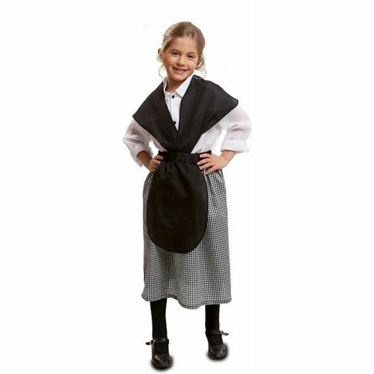 Ett glatt barn i en traditionell maskeraddräkt bestående av en vit skjorta, en svart sjal över axlarna, ett svart förkläde och en lång, svart-vit-rutig kjol.