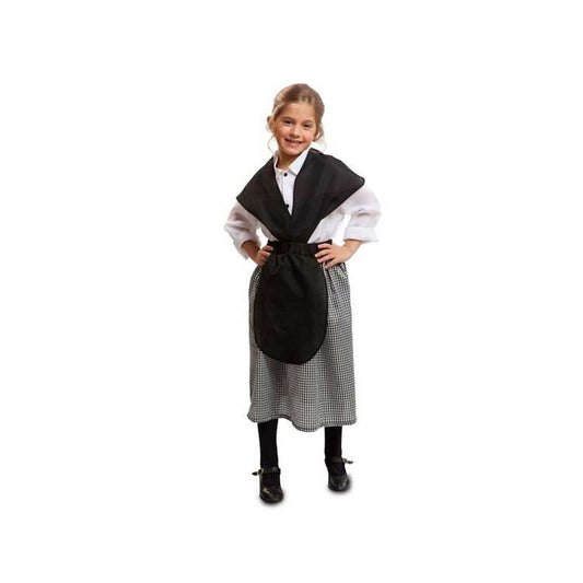 En glad flicka i åldern 7-9 år poserar i en maskeraddräkt som föreställer en traditionell kokerska, komplett med svart förkläde och svart sjal över en vit skjorta och en svartvitrutig kjol.
