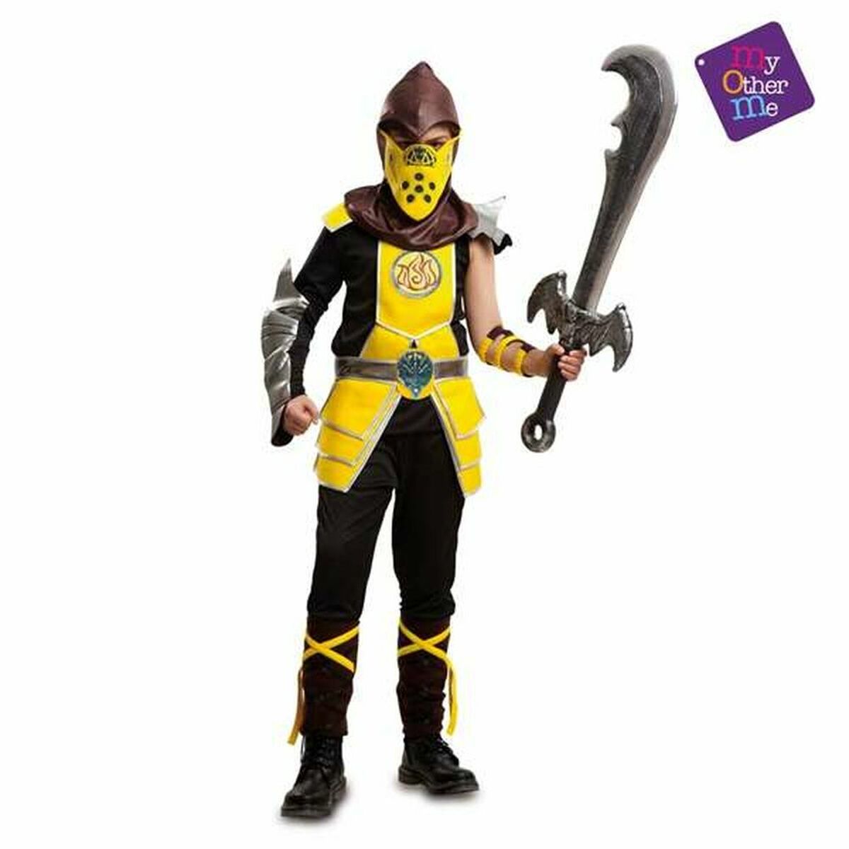 Ett barn klädd i en gul och svart krigardräkt med huva och mask, hållande i ett stort svärd.