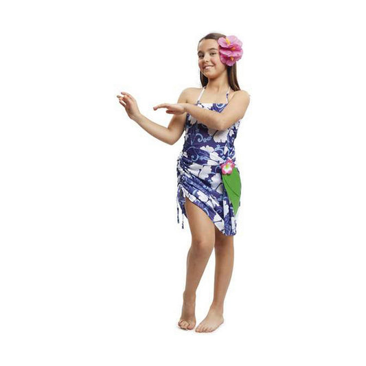 En glad flicka i en blåvit hawaiiansk prinsessklänning med en stor rosa blomma i håret, poserar i en dansande ställning.