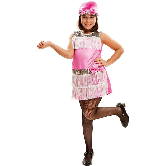 Ett leende barn i en glittrig, rosa Charleston-maskeraddräkt med vita fransar och matchande huvudbonad, poserar glatt.