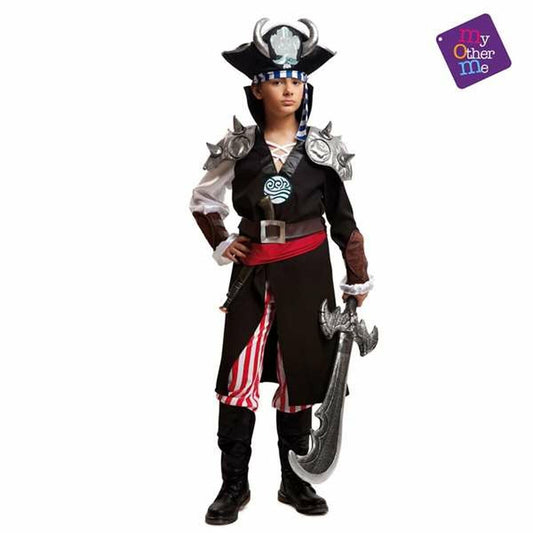 Ett barn poserar självsäkert i en detaljerad piratmaskeraddräkt med silverfärgad rustning på axlarna, en svart rock, röda och vita randiga byxor och håller i ett stort, utsmyckat silverfärgat svärd.