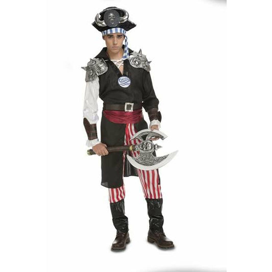 En man klädd i en kaxig piratdräkt med svarta och rödrandiga byxor, svart överdel med silverfärgade axelskydd, rött skärp och en pirathatt med horn.