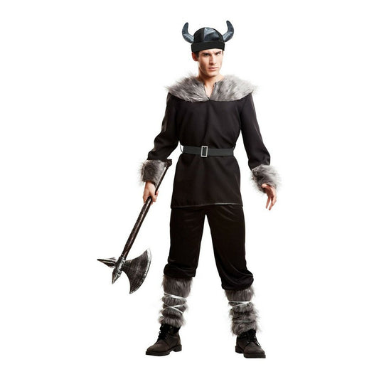 Man i en svart vikingadräkt med grå fuskpäls på kragen och vid handlederna, bärandes en hornprydd hjälm och håller i en replika av en stridsyxa.