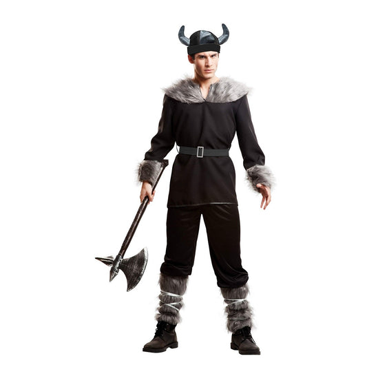 En man i helfigur bär en svart vikingadräkt med grå fuskpäls vid krage och manschetter, ett svart bälte och håriga benvärmare, samt en svart mössa med gråa horn.