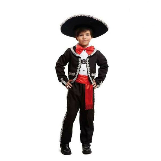 Ett barn står iförd en svart Mariachi-dräkt med en stor svart hatt, röd fluga och rött band runt midjan.