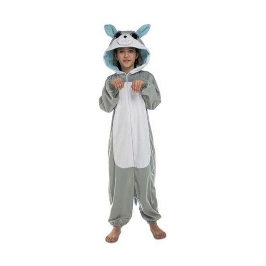 Ett barn i en grå och vit mjuk jumpsuit som föreställer en varg, med en huva som har blå öron och ett gulligt vargansikte.