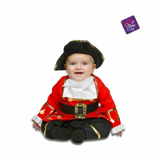 En glad baby sitter i en röd och svart piratdräkt med en trekantig hatt, redo för äventyr.