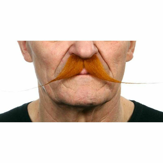 Närbild på en äldre man som bär en stor, orange, svängd mustasch med extremt långa, tunna spetsar som sträcker sig ut på båda sidor.
