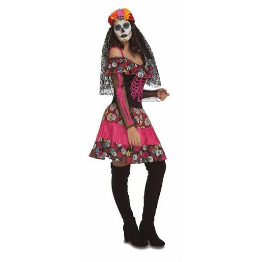 En kvinna bär en färggrann Day of the Dead-maskeraddräkt med en rosa kjol med dödskallemönster, en svart överdel med rosa skelettmotiv och en blomsterkrans med slöja.