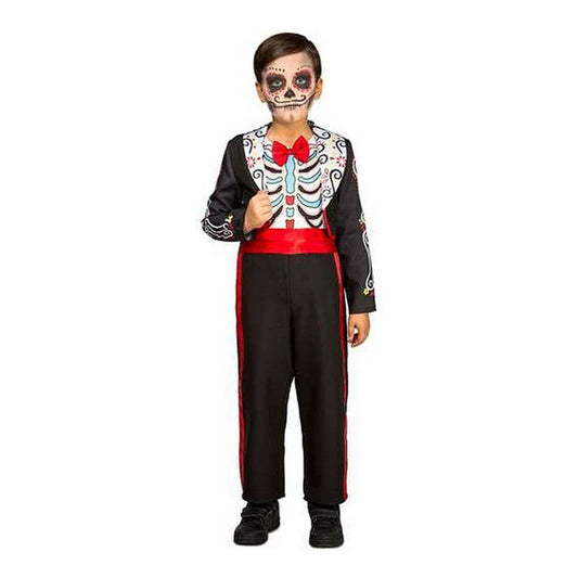 Ett barn klädd i en Día de los Muertos-maskeraddräkt, bestående av en svart jacka med tryckt skelett, röd fluga och röda detaljer, samt svarta byxor med röda sidoränder.