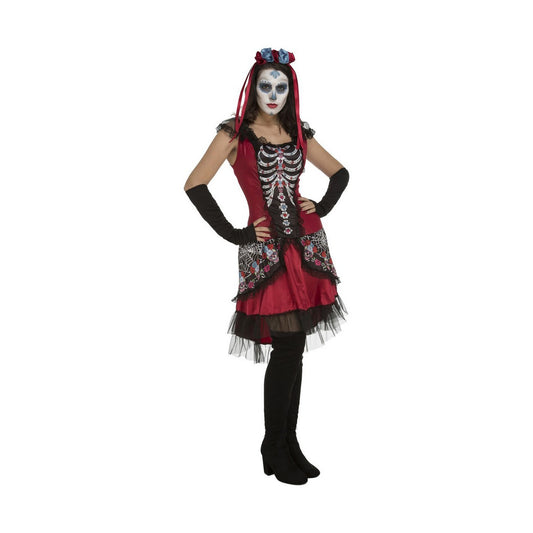 En kvinna i en röd och svart Sugar Skull maskeraddräkt med ett tryckt skelett på framsidan, blommig huvudbonad och långa svarta vantar.