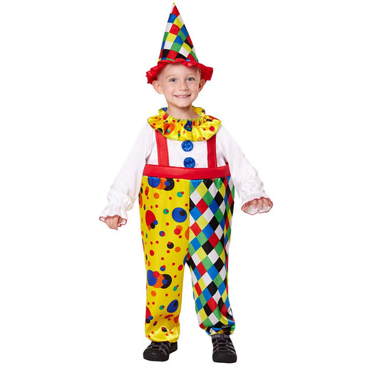 Ett glatt litet barn poserar i en färgglad clownmaskeraddräkt som består av en vit tröja, gula byxor med prickar och romber, röda hängslen och en randig clownhatt.