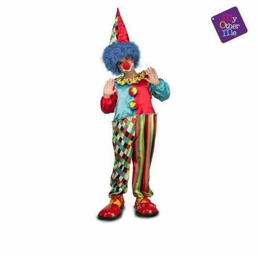 Ett barn iklädd en färgglad och mönstrad clownmaskeraddräkt med blå peruk, röd clownnäsa och en spetsig hatt.