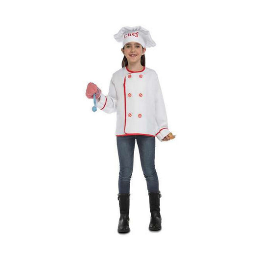 Ett leende barn klädd i en vit kockdräkt med röda detaljer och en kockmössa där det står "Chef", hållandes i en rosa grytlapp och något som liknar en morot.