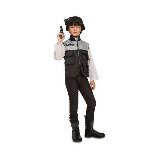 Ett barn poserar i en S.W.A.T.-inspirerad soldatdräkt med en mörk taktiskt väst, vita långärmade tröja, svarta byxor och hjälm med skyddsglasögon.