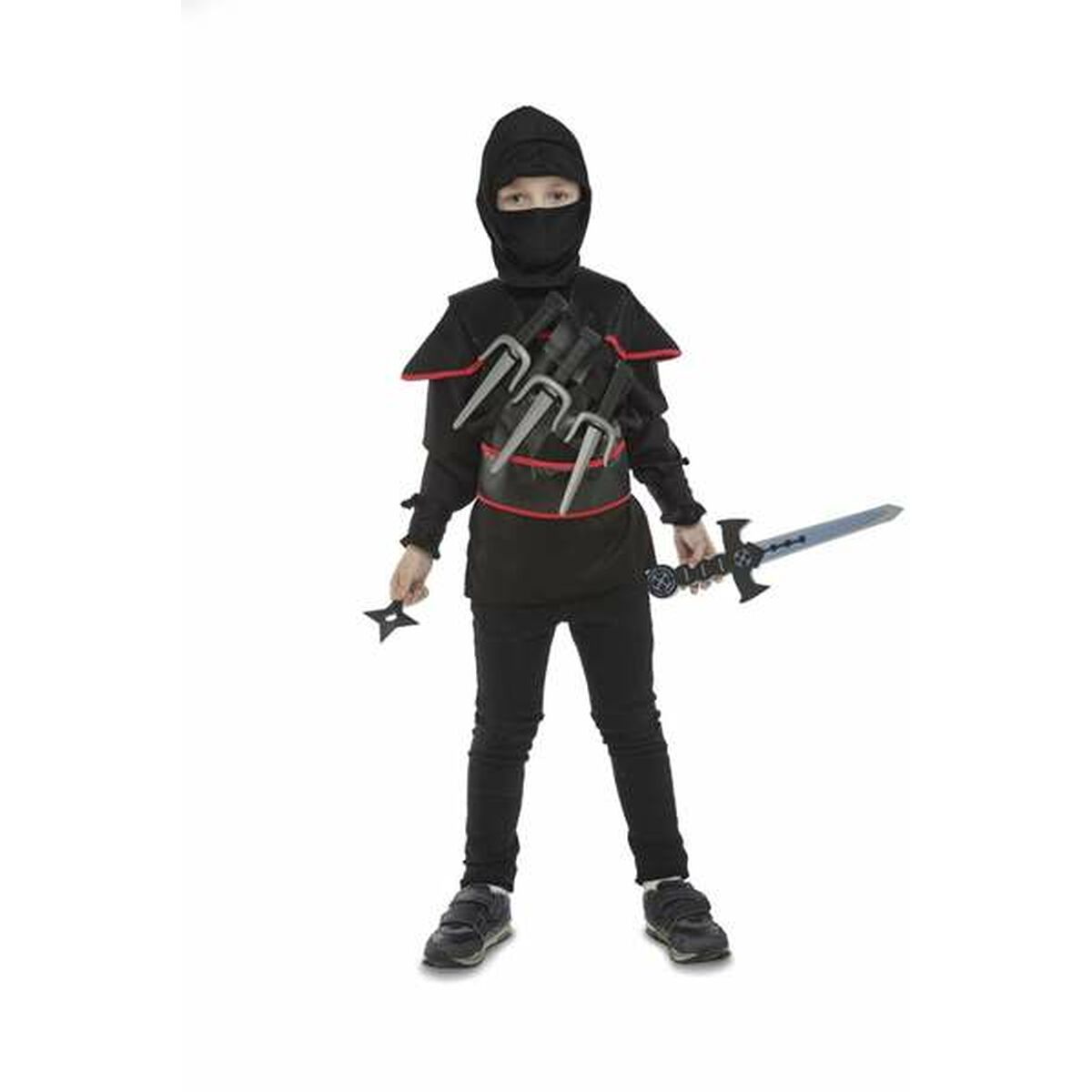 Ett barn klädd i en komplett svart ninja-maskeraddräkt med röd kantdetalj, som håller ett svärd och en kaststjärna.