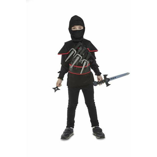 Ett barn klädd i en komplett svart ninja-maskeraddräkt med röd kantdetalj, som håller ett svärd och en kaststjärna.